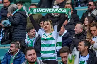 Bursaspor, Karşıyaka'yı Evinde 0-0'lık Beraberelikle Tuttu