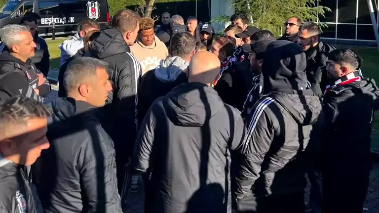Beşiktaş Taraftarları Tesisleri Bastı! Futbolculardan Hesap Sordu