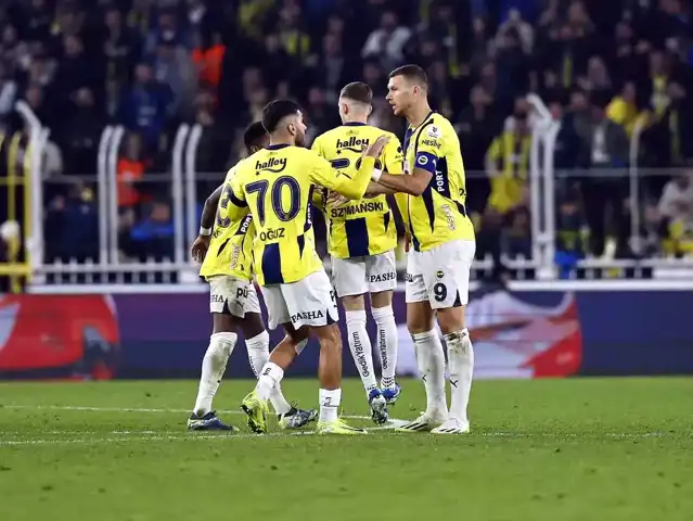Fenerbahçe, Rizespor'u 3-2 Yenerek Zirveye Yaklaştı Fenerbahçe, Rizespor'u 3-2 Yenerek Zirveye Yaklaştı