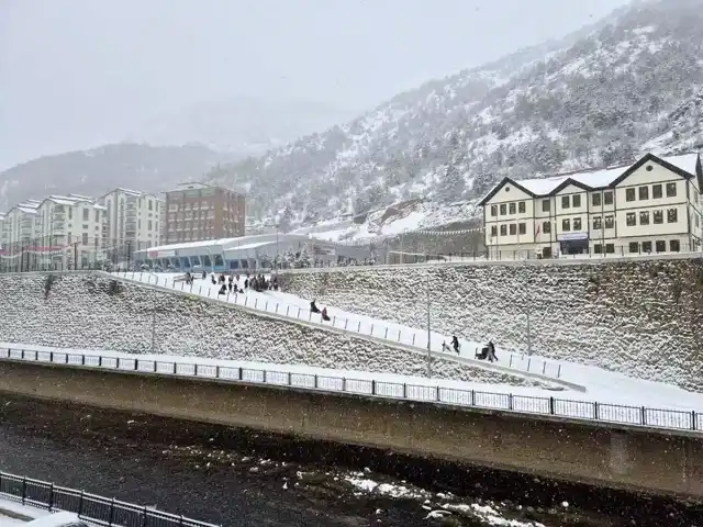 Gümüşhane'de Kar Keyfi: Çocuklar Kayak Yapıyor!