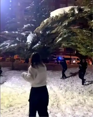 Kayseri'de Polis ve Gençler Kartopu Savaşıyla Eğlendi