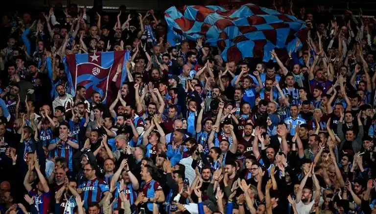 Trabzonsporlu Taraftarlar Sandviçte Meşaleyle Yakalandı